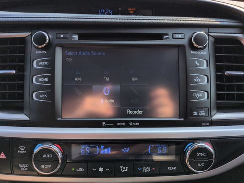 Used 2019 Toyota Highlander XLE w/ Carpet Mat Package (TMS) AWD/4WD image 19