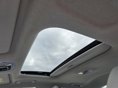 Used 2024 Hyundai Elantra Limited image 11