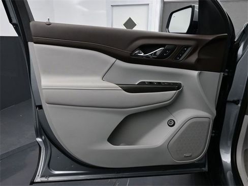 Used 2023 GMC Acadia SLT w/ Technology Package image 7