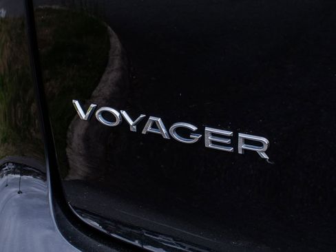 Used 2023 Chrysler Voyager LX image 10