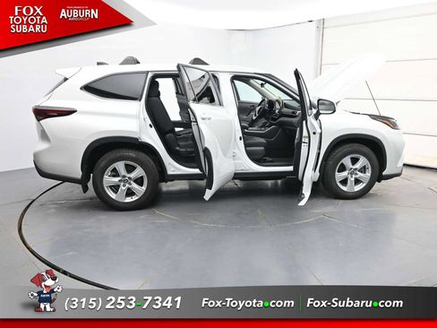 Used 2025 Toyota Highlander LE FWD image 35