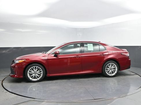 Used 2020 Toyota Camry XLE FWD image 4