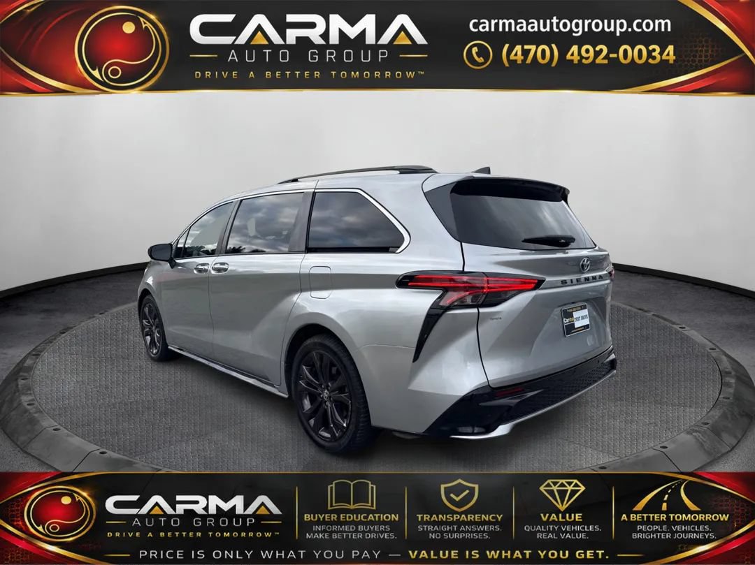 Used 2022 Toyota Sienna XSE FWD image 3