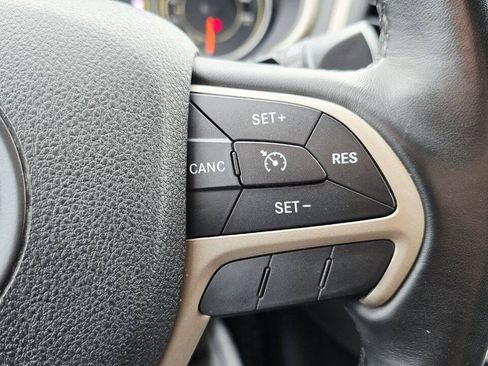 Used 2016 Jeep Cherokee Latitude w/ Comfort & Convenience Group AWD/4WD image 16
