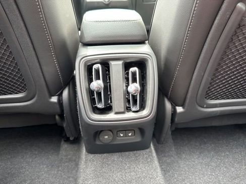 Certified 2025 Volvo XC40 B5 Plus AWD/4WD image 17