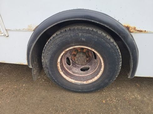 Used 2013 Ford E-450 and Econoline 450 Super Duty w/ Shuttle Bus Prep Pkg RWD image 18
