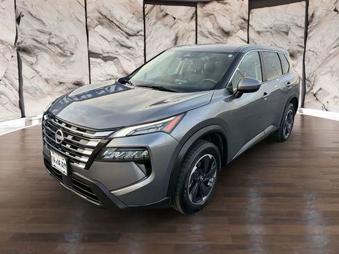 Used 2024 Nissan Rogue SV image 7