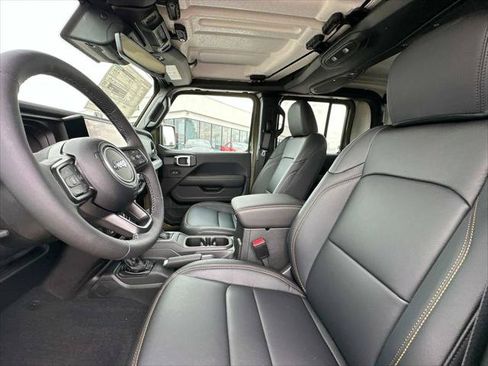 Certified 2025 Jeep Gladiator Sport w/ Premium Package AWD/4WD image 22
