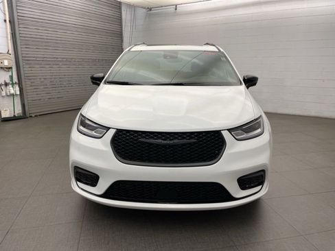 New 2026 Chrysler Pacifica Limited w/ Uconnect Theater Family Group image 9