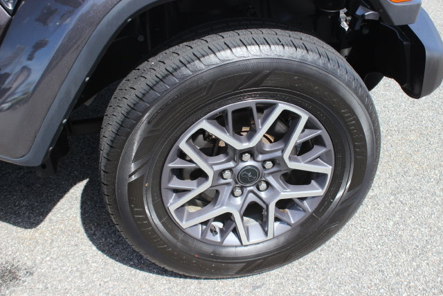 Used 2025 Jeep Wrangler Unlimited Sahara AWD/4WD image 35