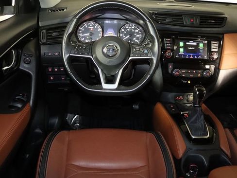 Used 2018 Nissan Rogue SL w/ Premium Package image 3