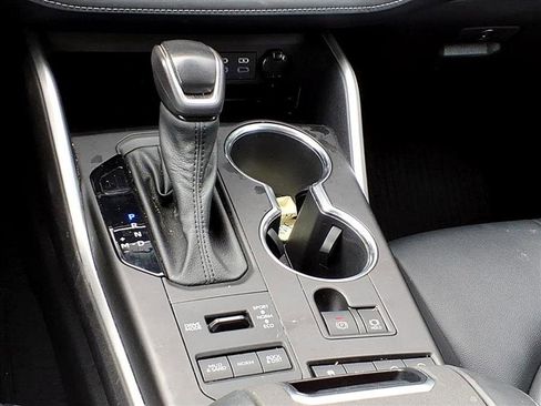 Used 2022 Toyota Highlander XLE image 28