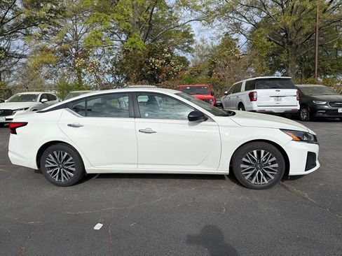 Used 2025 Nissan Altima 2.5 SV image 4