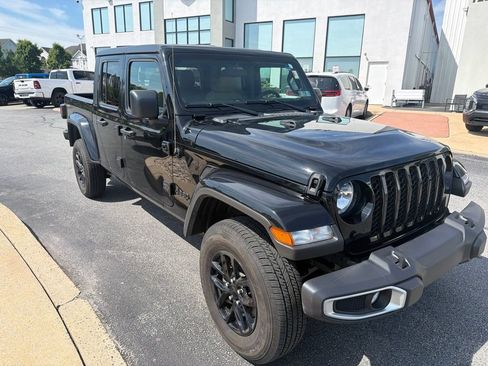 Used 2023 Jeep Gladiator Sport AWD/4WD image 3