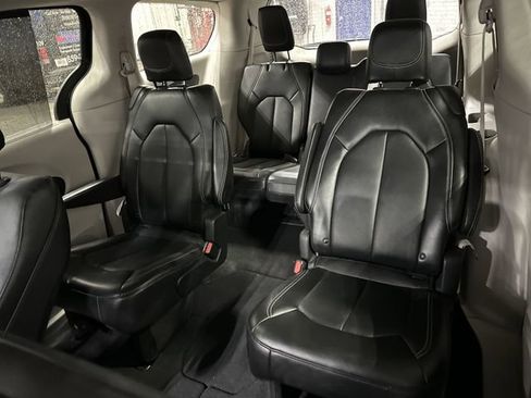 Used 2024 Chrysler Pacifica Touring-L image 27