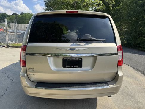 Used 2016 Chrysler Town & Country Touring image 10