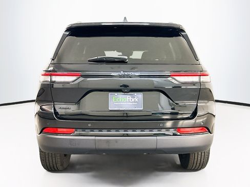 Used 2025 Jeep Grand Cherokee Altitude AWD/4WD image 7