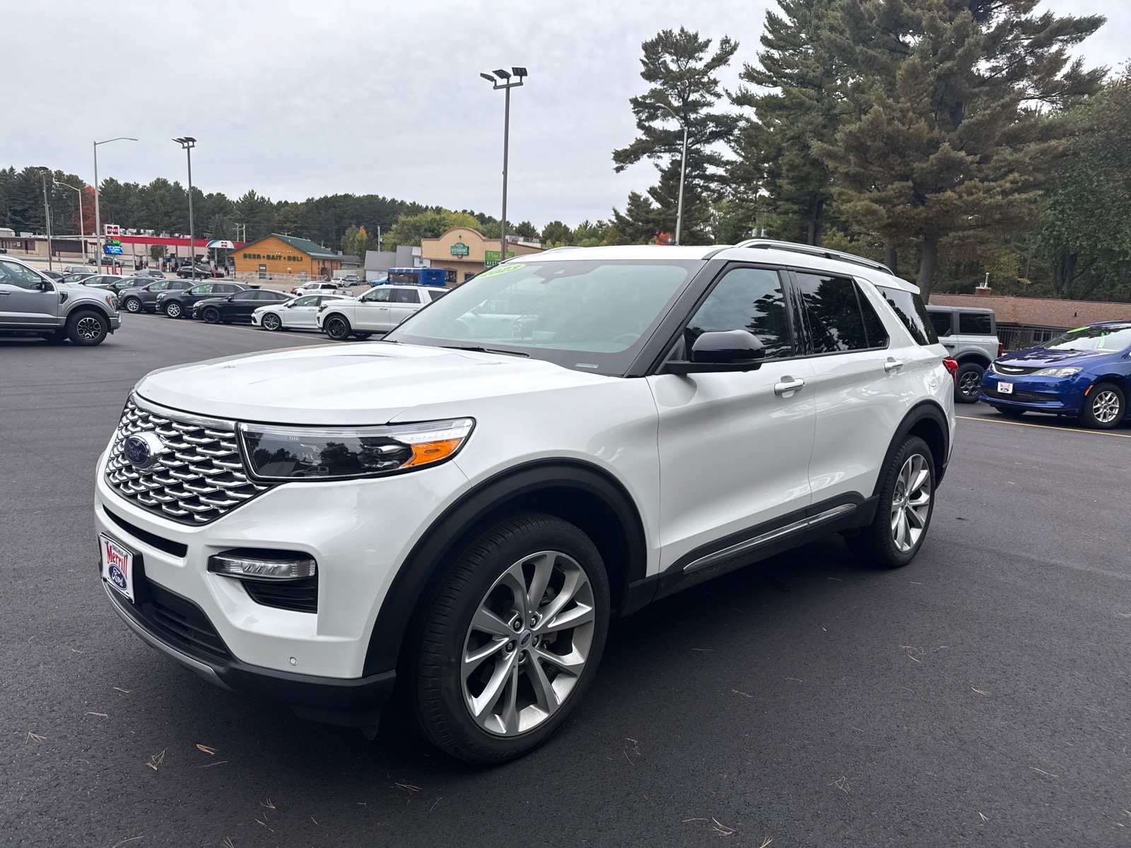 Used 2023 Ford Explorer Platinum w/ Technology Package AWD/4WD image 3
