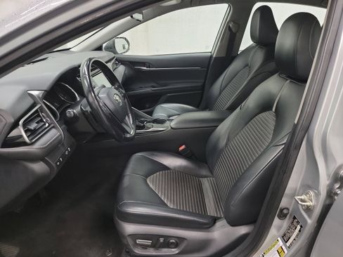 Used 2019 Toyota Camry SE w/ Carpet Mat Package image 12