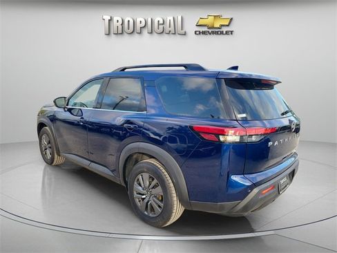 Used 2024 Nissan Pathfinder SV image 3