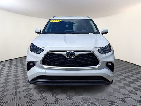 Used 2023 Toyota Highlander XLE FWD image 2