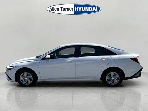 New 2026 Hyundai Elantra SE FWD image 4