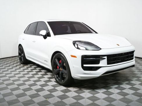 Used 2025 Porsche Cayenne GTS AWD/4WD image 32