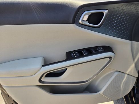 Certified 2025 Kia Soul EX FWD image 18