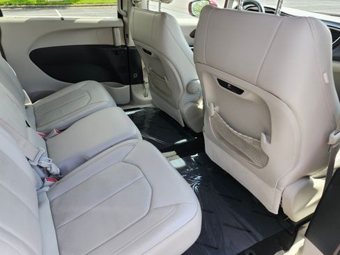 Used 2018 Chrysler Pacifica Touring-L w/ Premium Audio Group FWD image 19