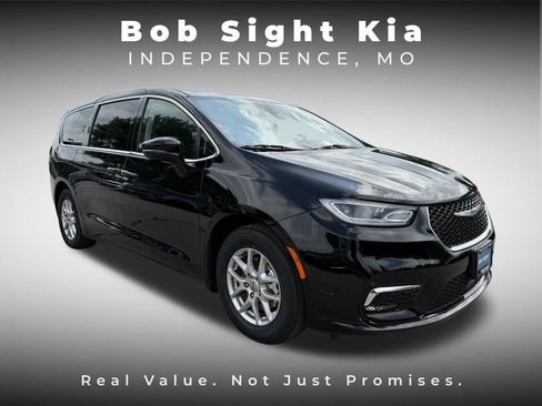 Used 2024 Chrysler Pacifica Touring-L FWD image 18