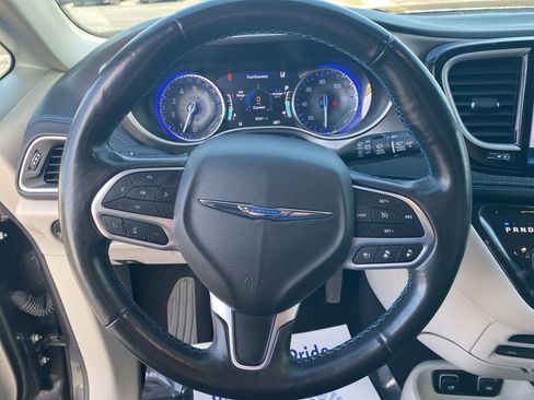 Used 2021 Chrysler Pacifica Touring-L w/ Uconnect Theater Family Group image 15