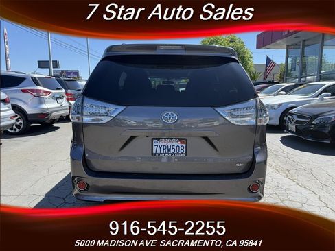Used 2017 Toyota Sienna SE w/ SE Preferred Package image 5
