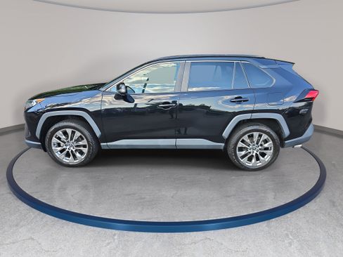 Used 2021 Toyota RAV4 XLE Premium FWD image 8