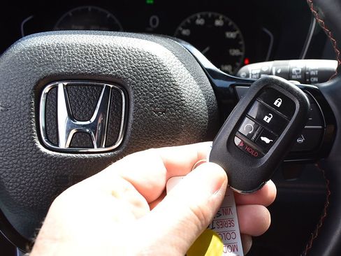 Used 2025 Honda Pilot TrailSport image 11