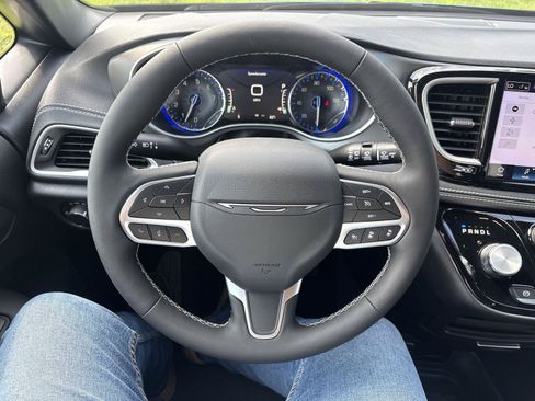 New 2027 Chrysler Pacifica Select AWD/4WD image 18