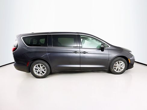 Used 2023 Chrysler Pacifica Touring-L FWD image 2