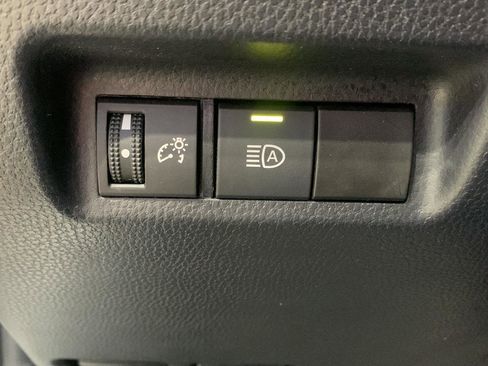 Used 2021 Toyota RAV4 LE image 9