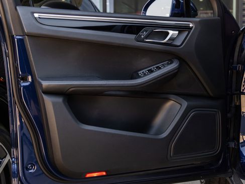 Certified 2022 Porsche Macan AWD/4WD image 20