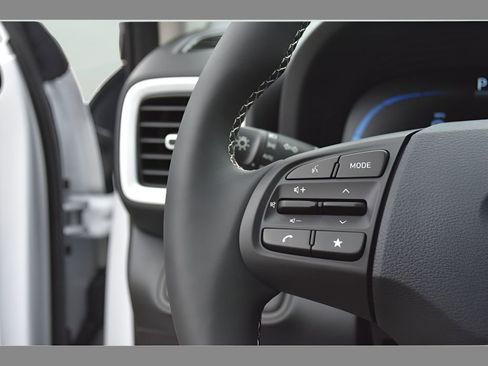 Used 2025 Hyundai Venue Limited FWD image 19