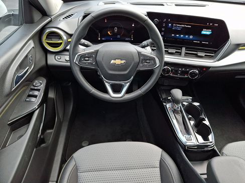 Used 2024 Chevrolet Trax LT w/ Sunroof Package FWD image 13