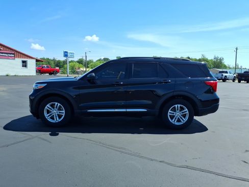 Used 2022 Ford Explorer XLT AWD/4WD image 2