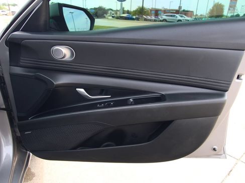 Used 2023 Hyundai Elantra Limited w/ Preferred Accessory Package FWD image 40