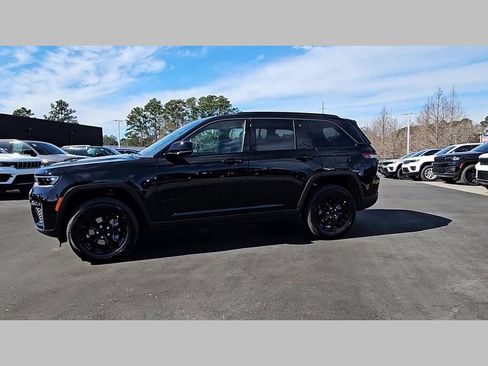 New 2026 Jeep Grand Cherokee Altitude RWD image 28