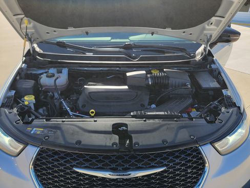 Used 2024 Chrysler Pacifica Touring-L image 32