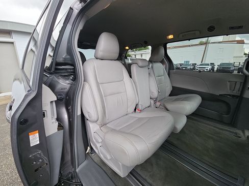 Used 2015 Toyota Sienna XLE w/ XLE Navigation Package FWD image 29