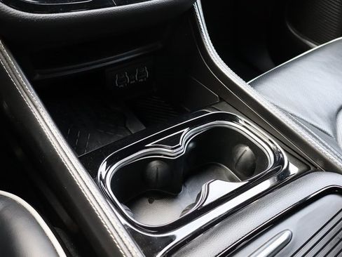 Used 2025 Chrysler Pacifica Limited image 24