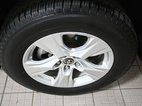 Used 2021 Toyota RAV4 XLE AWD/4WD image 18