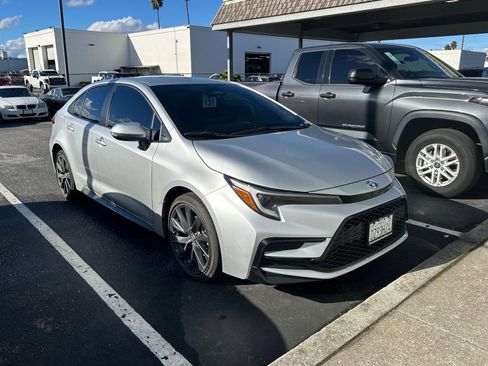Used 2025 Toyota Corolla SE image 2
