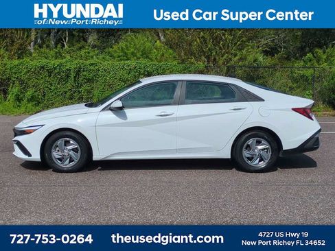 Used 2024 Hyundai Elantra SE FWD image 2