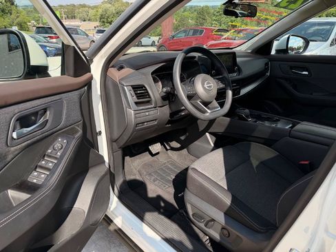 Used 2023 Nissan Rogue SV FWD image 5